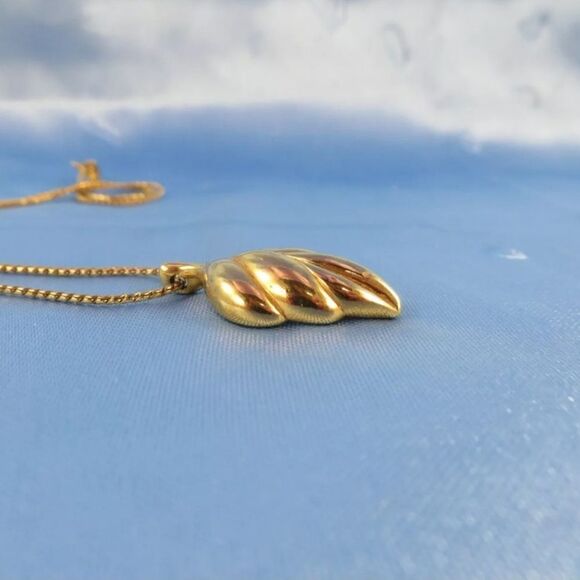 Vintage Signed Crown Trifari Leaf Pendant Necklace Gold-Tone Dainty Leaves - Picture 4 of 10
